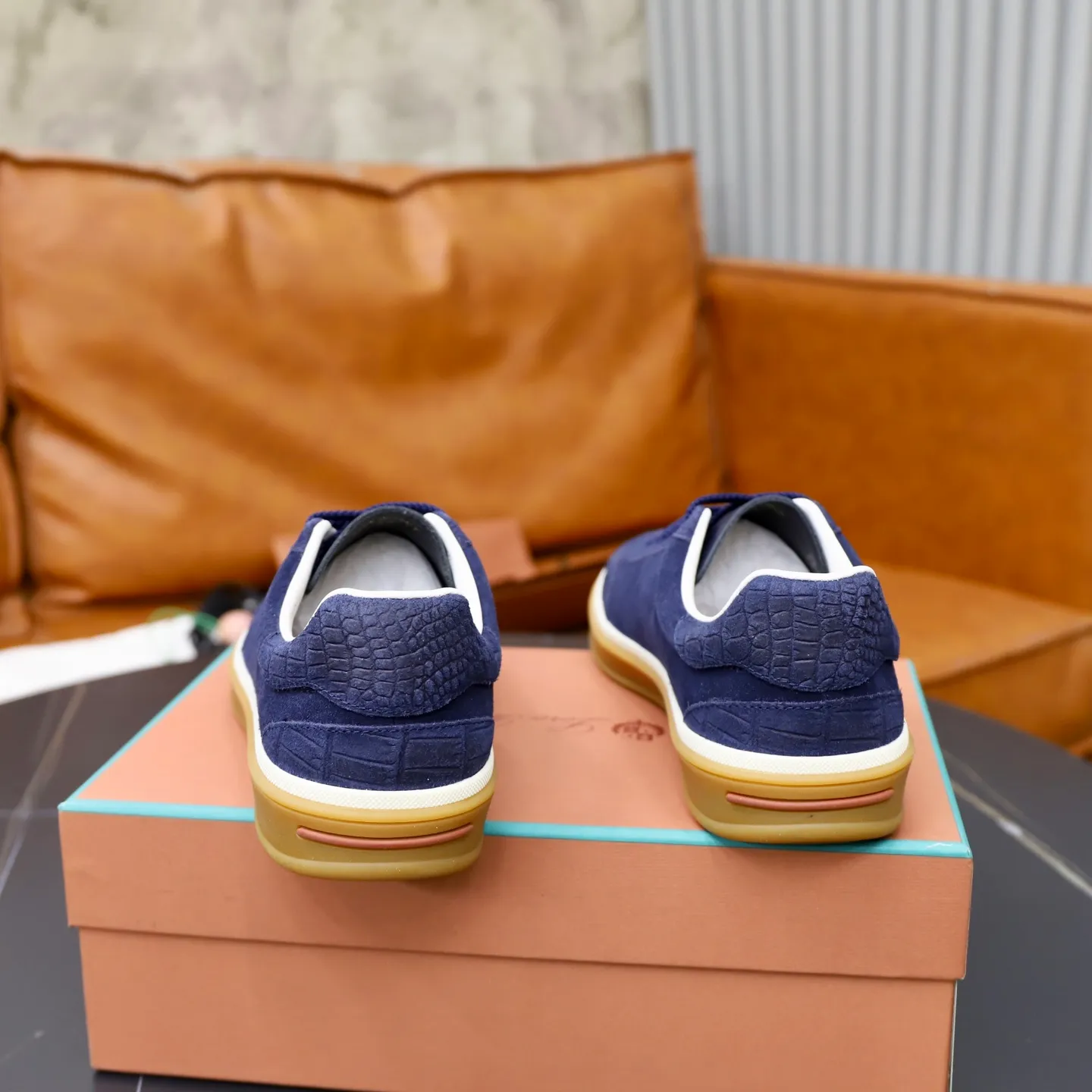 Ex-factory price: 560💰Loro Piana Tennis Walk men’s moral training sneakers! These new textured leather tennis shoes feature an ultra-low-top design for year-round wear and are water-resistant. The wrapped sole creates an effortlessly attractive color combination that harmoniously blends functionality with understated style. The ideal footwear option for urban dressing. The heel is decorated with a soft calfskin tongue with Kummel color inserts and an embossed LP logo. Cotton shoelaces. Material: Upper: Gray woven stitching with cowhide accents! Sole: Rubber lining: Cow leather original rubber sole, excellent foot comfort, complete package! Size: 38-39-40-41-42-43-44 leather shoe size (4546 can be customized)